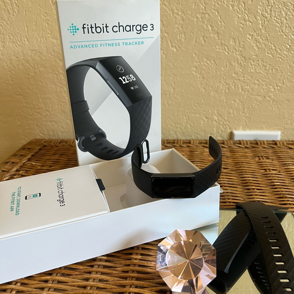New in box Fitbit charge 3 black - Picture 4 of 9